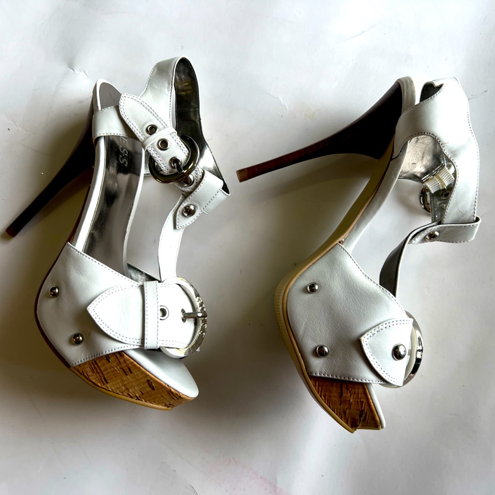 GUESS womens heel.